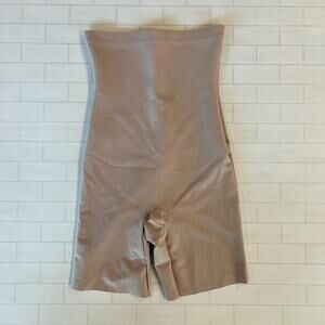 NWOT SKIMS Body High-Waisted Mid Thigh Short - Clay - L